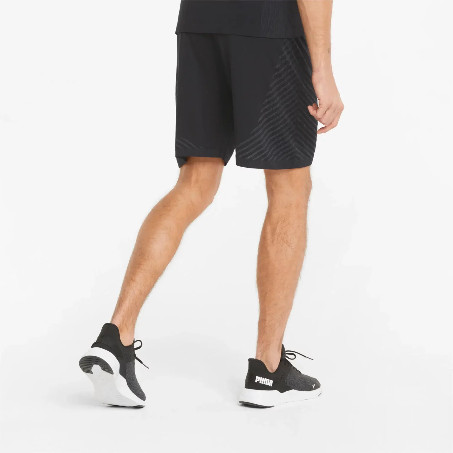 Puma Formknit Seamless 7" shorts svart bak modell
